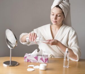 除了清潔用途之外，洗臉巾還可以用來濕敷化妝水。你可以把洗臉巾剪成小塊，倒上化妝水後敷在臉上需要加強保濕的部位，比一般化妝棉大面積又服貼！